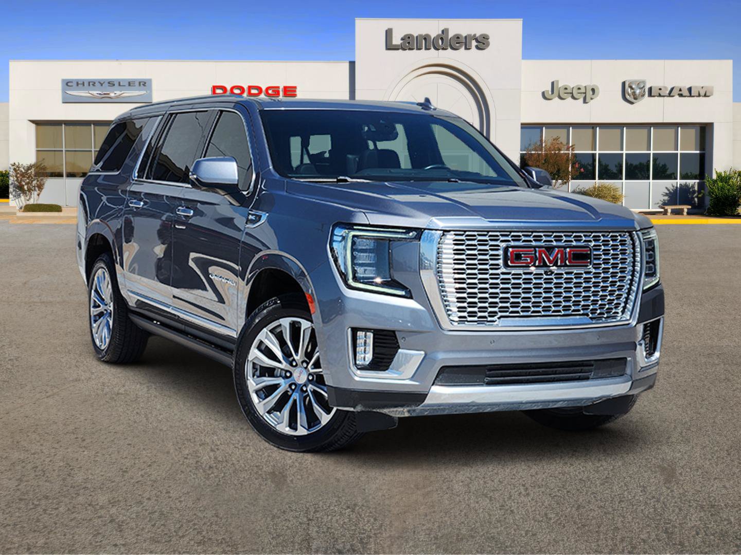 Used 2021 GMC Yukon XL Denali w/ Denali Premium Package AWD/4WD image 1