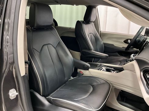 Used 2022 Chrysler Pacifica Limited image 8