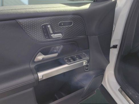 Used 2024 Mercedes-Benz GLB 250 image 22