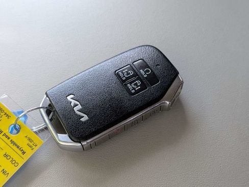 Used 2023 Kia Carnival EX FWD image 33