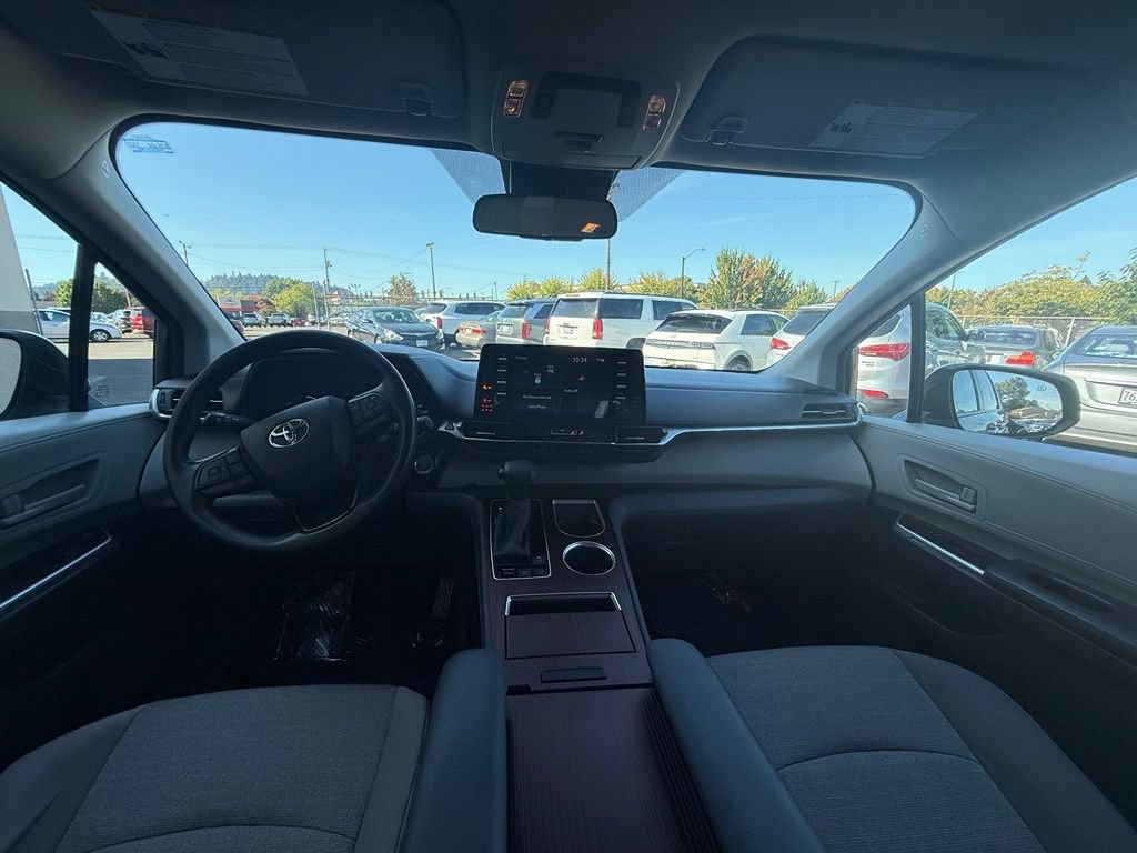 Used 2024 Toyota Sienna LE FWD image 25