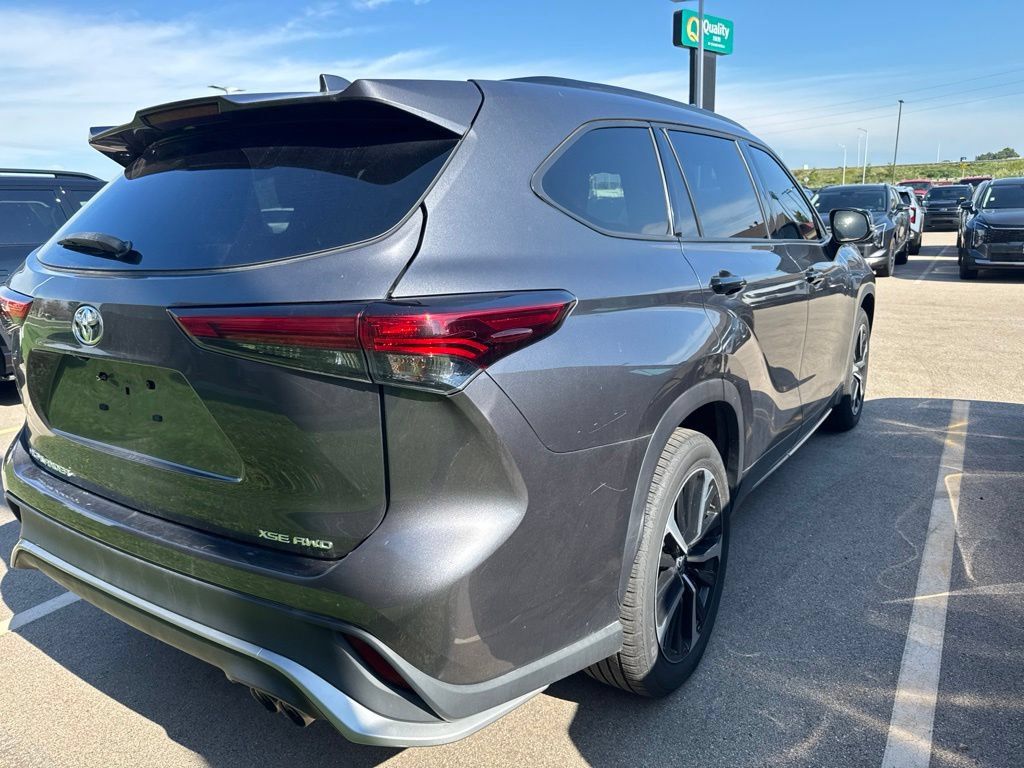 Used 2022 Toyota Highlander XSE AWD/4WD image 3
