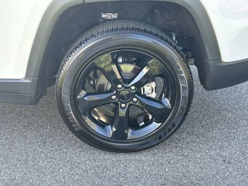 Used 2023 Jeep Grand Cherokee Altitude AWD/4WD image 11