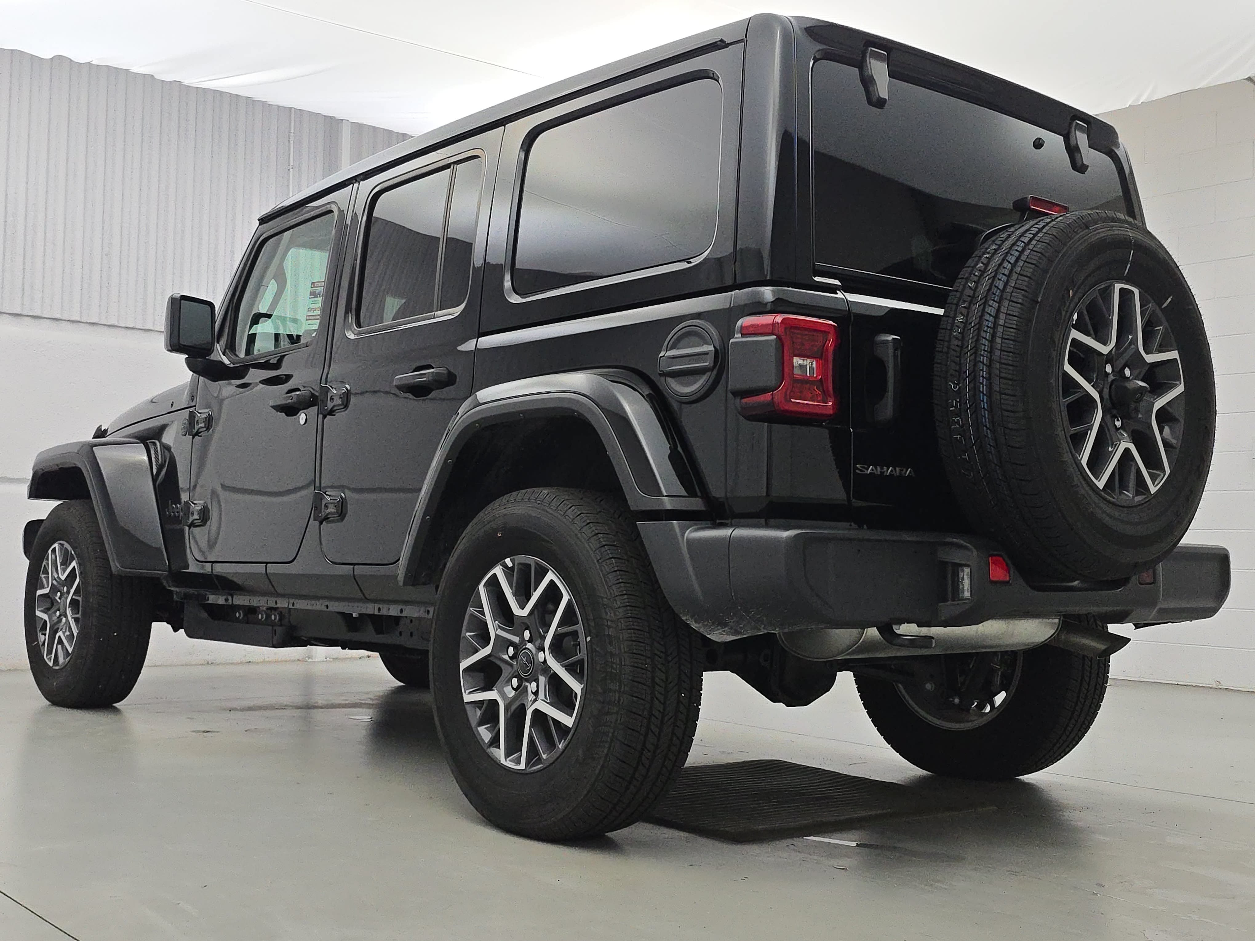 Used 2026 Jeep Wrangler Unlimited Sahara AWD/4WD image 3