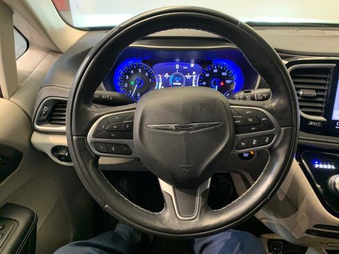 Used 2022 Chrysler Pacifica Touring-L w/ Uconnect Theater Family Group image 20