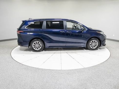 Used 2021 Toyota Sienna XLE AWD/4WD image 8
