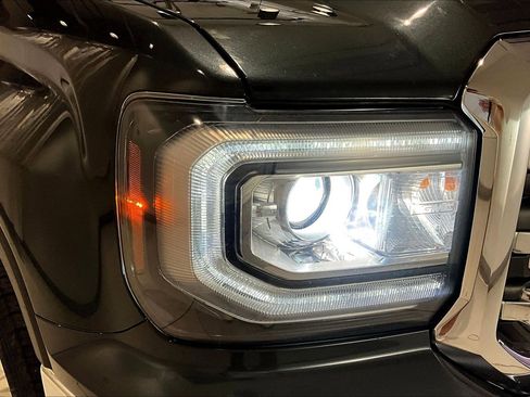 Used 2018 GMC Sierra 1500 SLE w/ SLE Value Package AWD/4WD image 32