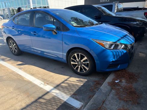 Used 2022 Nissan Versa SV FWD image 2