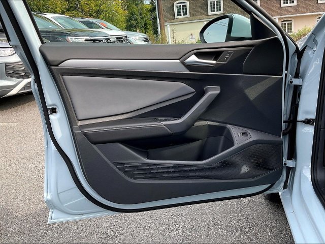 Certified 2025 Volkswagen Jetta SE w/ Sunroof Package FWD image 27