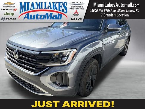 Used 2025 Volkswagen Atlas Cross Sport SE w/ Panoramic Sunroof Package FWD image 1