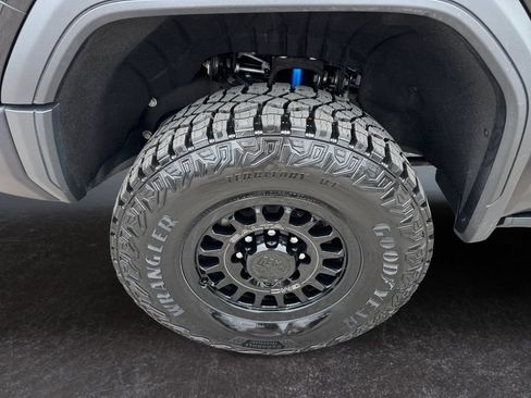 Used 2024 GMC Sierra 2500 AT4X w/ AT4X AEV Edition AWD/4WD image 9