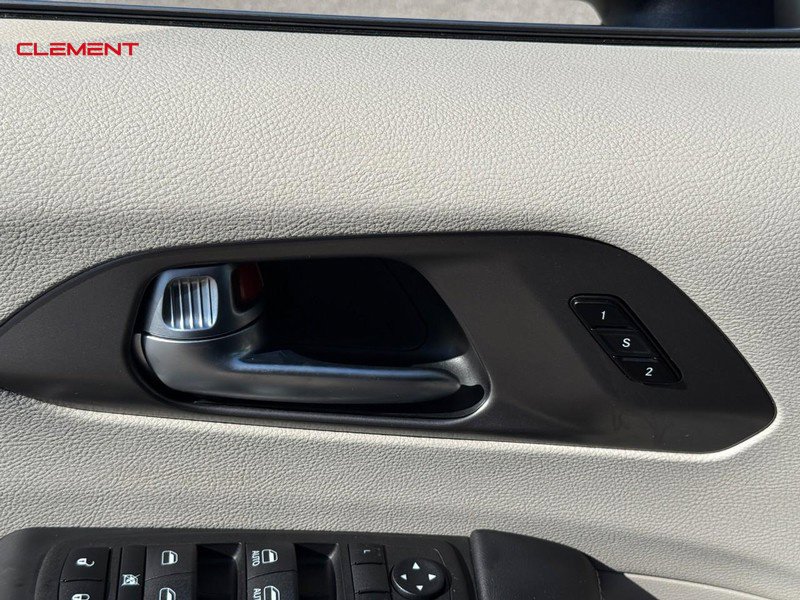 Used 2023 Chrysler Pacifica Touring-L FWD image 21