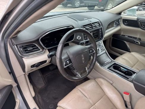 Used 2017 Lincoln Continental Select image 9