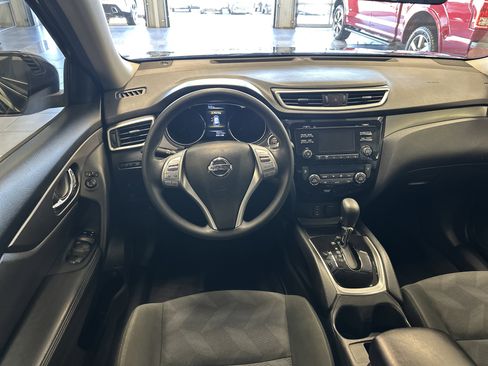 Used 2016 Nissan Rogue SV image 2