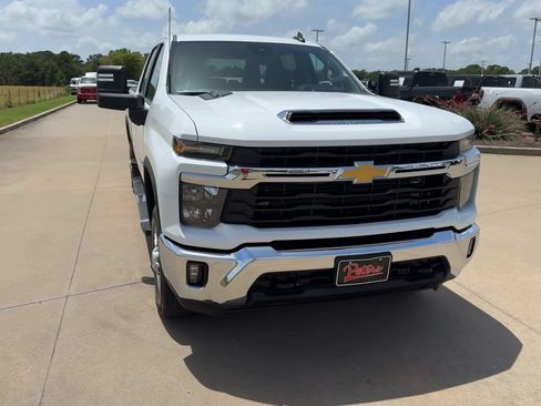 Used 2025 Chevrolet Silverado 2500 LT w/ Convenience Package AWD/4WD image 2