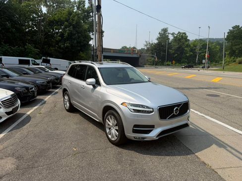 Used 2016 Volvo XC90 T6 Momentum w/ Momentum Plus Package AWD/4WD image 10