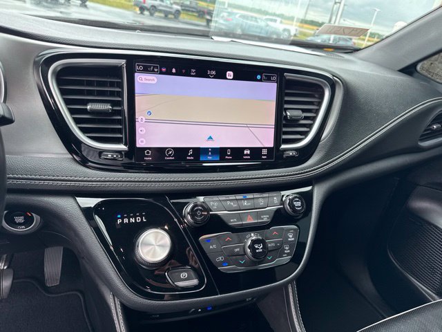 Used 2022 Chrysler Pacifica Limited w/ Uconnect Theater Family Group FWD image 25