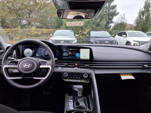 New 2025 Hyundai Elantra SEL image 14