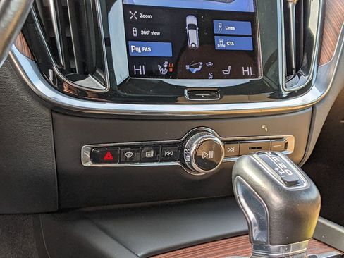 Used 2021 Volvo V60 T5 Cross Country image 18