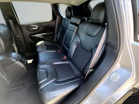 Used 2019 Jeep Cherokee Latitude Plus w/ Comfort/Convenience Group AWD/4WD image 13