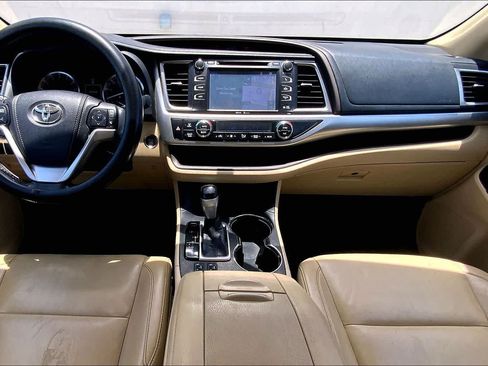 Used 2014 Toyota Highlander XLE w/ Preferred Accessory Package AWD/4WD image 10