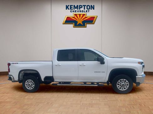 Used 2022 Chevrolet Silverado 2500 LT AWD/4WD image 3