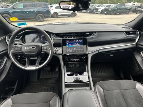 Used 2023 Jeep Grand Cherokee Altitude AWD/4WD image 17