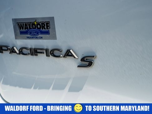 Used 2022 Chrysler Pacifica Touring-L w/ S Appearance Package AWD/4WD image 17