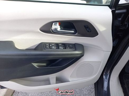 Used 2018 Chrysler Pacifica Limited image 21