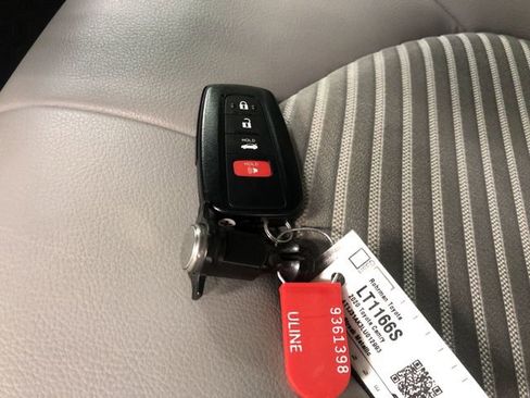 Used 2020 Toyota Camry SE w/ Sunroof Package image 31