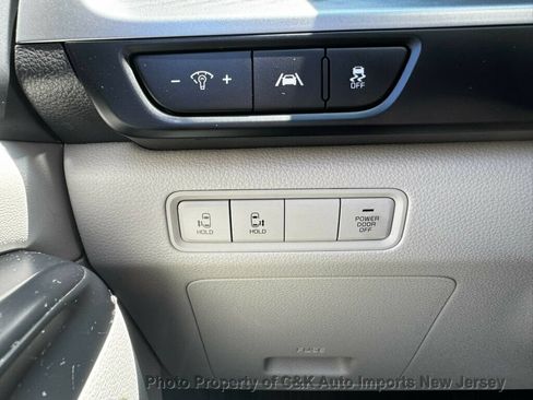 Used 2024 Kia Carnival LX FWD image 18