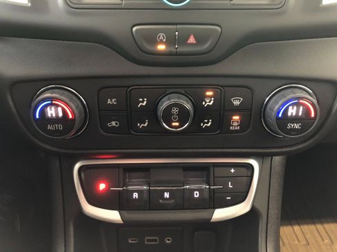 Used 2024 GMC Terrain SLE w/ Driver Convenience Package image 27