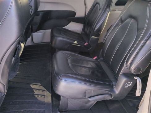 Used 2022 Chrysler Pacifica Touring-L image 21