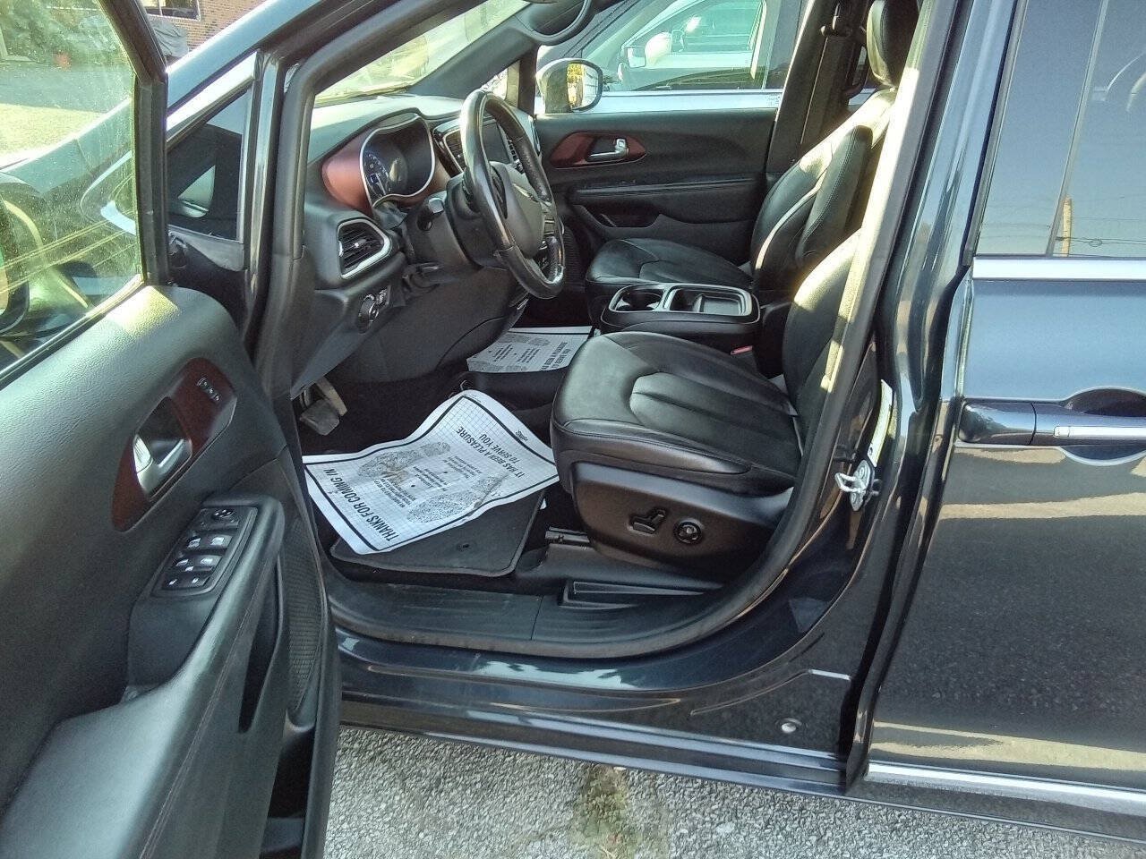 Used 2020 Chrysler Pacifica Touring-L FWD image 13