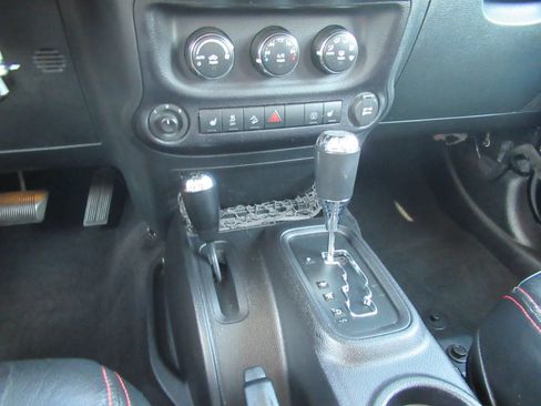 Used 2016 Jeep Wrangler Unlimited Rubicon AWD/4WD image 26