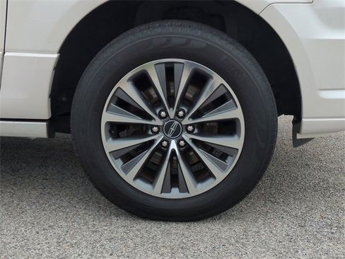 Used 2016 Lincoln Navigator Select image 11