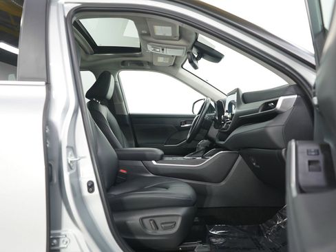 Used 2023 Toyota Highlander XLE image 11