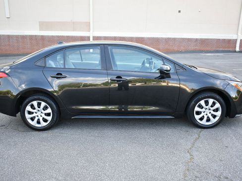 Used 2021 Toyota Corolla LE image 5