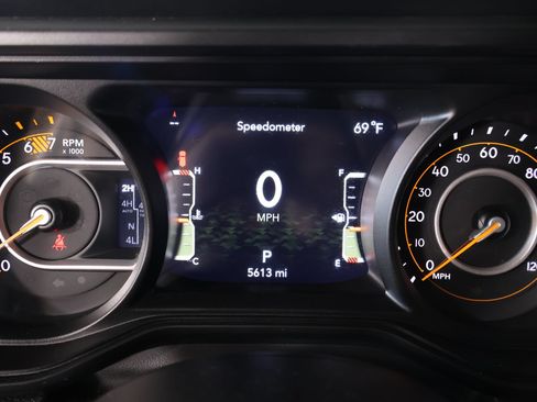 Used 2025 Jeep Wrangler Unlimited Rubicon AWD/4WD image 4