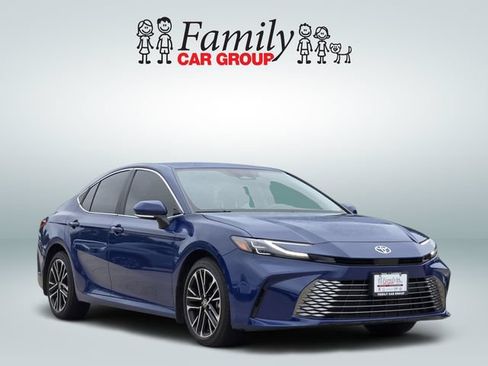 Used 2025 Toyota Camry XLE FWD image 2