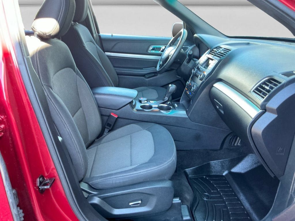 Used 2018 Ford Explorer XLT AWD/4WD image 15