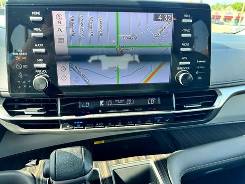 Used 2021 Toyota Sienna Limited image 30