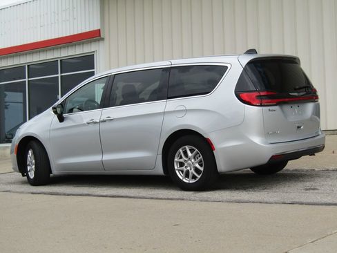 Used 2024 Chrysler Pacifica Touring-L FWD image 10