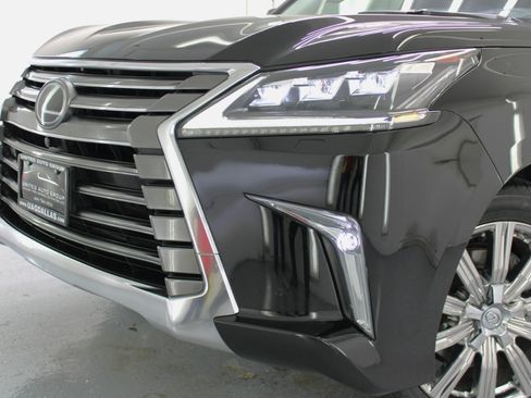 Used 2017 Lexus LX 570 4WD w/ Luxury Package image 21