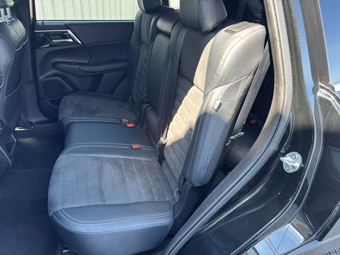 Used 2024 Mitsubishi Outlander SE image 32