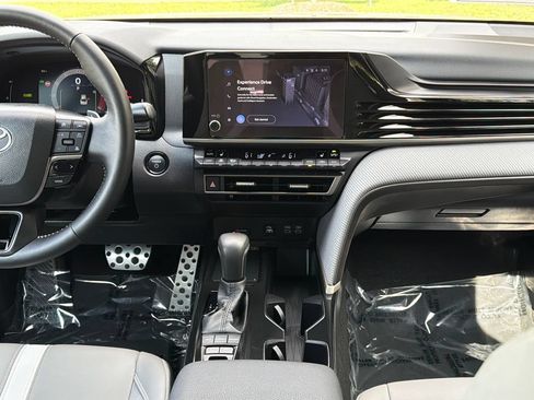 Used 2025 Toyota Camry SE w/ Convenience Package FWD image 15