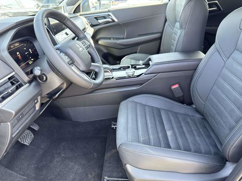 New 2025 Mitsubishi Outlander SE image 16