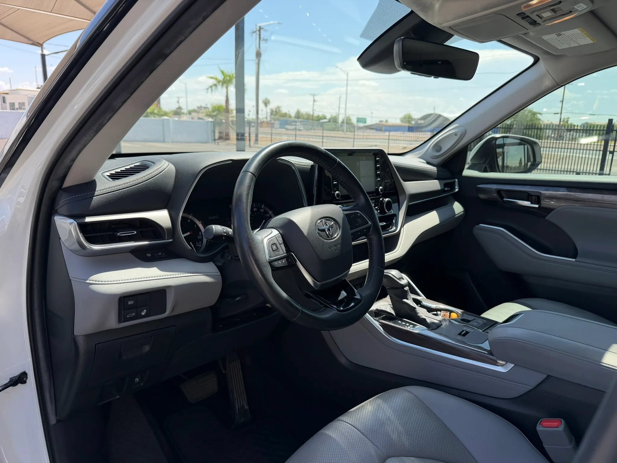 Used 2020 Toyota Highlander Limited FWD image 19