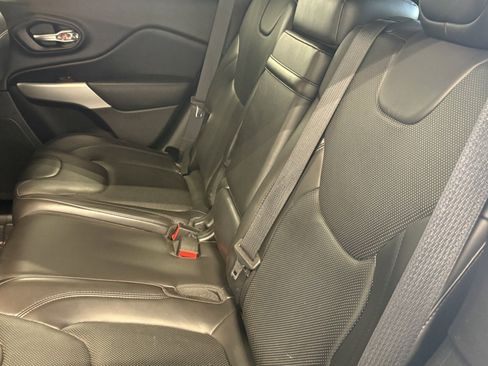 Used 2018 Jeep Cherokee Overland AWD/4WD image 24