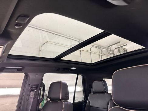 Used 2023 Chevrolet Tahoe Premier AWD/4WD image 28